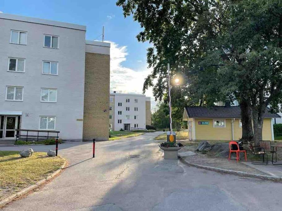 Fin Lagenhet Nara Vatten Och Vasteras Centrum. Exterior foto